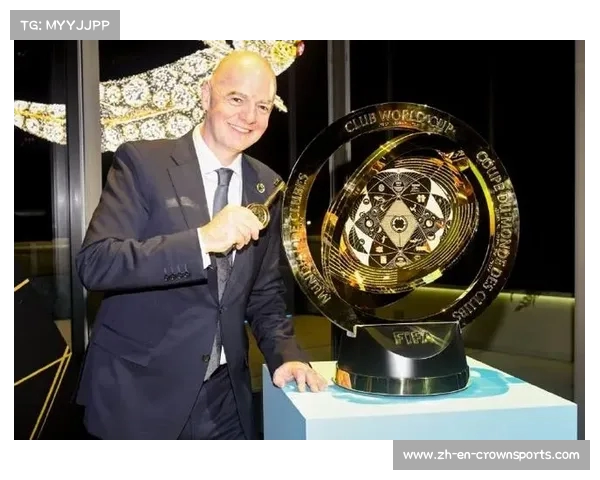 世俱杯奖杯首次亮相中国 9.7公斤重艺术品引发广泛关注 世俱杯奖杯首次亮相中国 9.7公斤重艺术品引发广泛关注